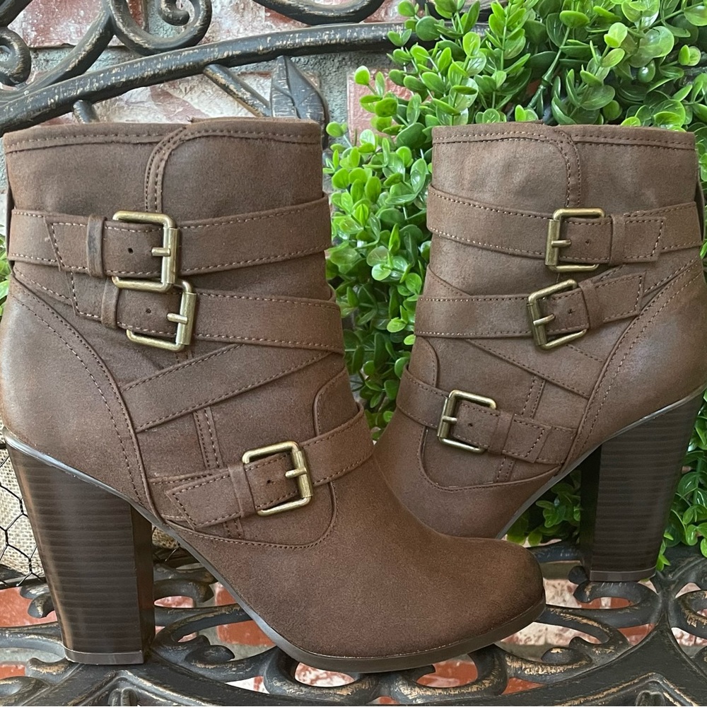 JustFab Binnae High Heeled Bootie; Brown Suede W/Multi-Straps & Buckles; Size 9